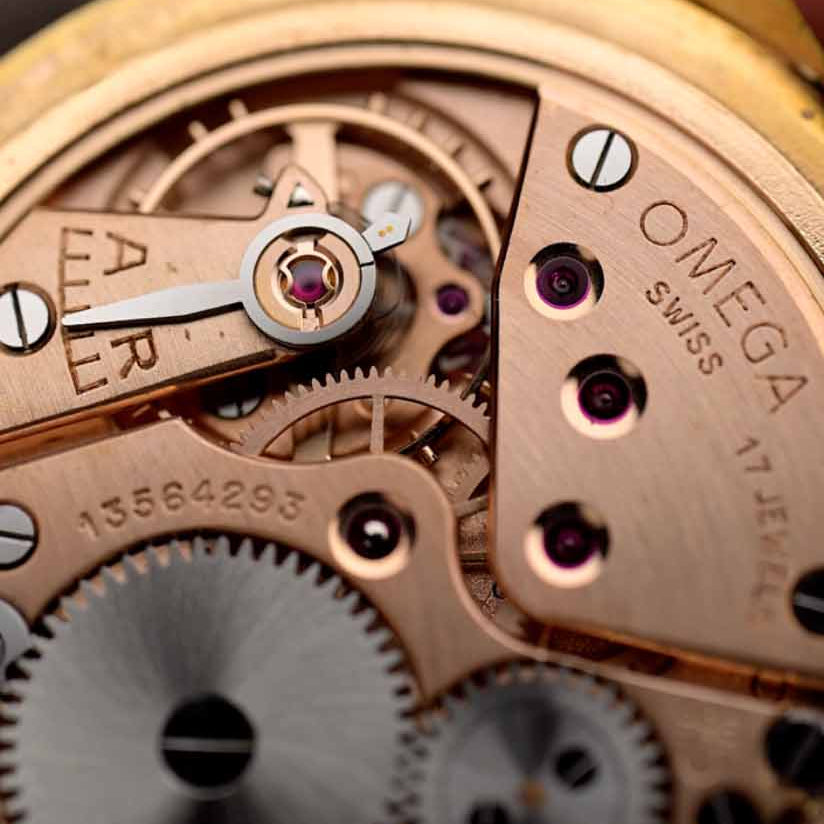Primer plano de un reloj mecánico Omega.