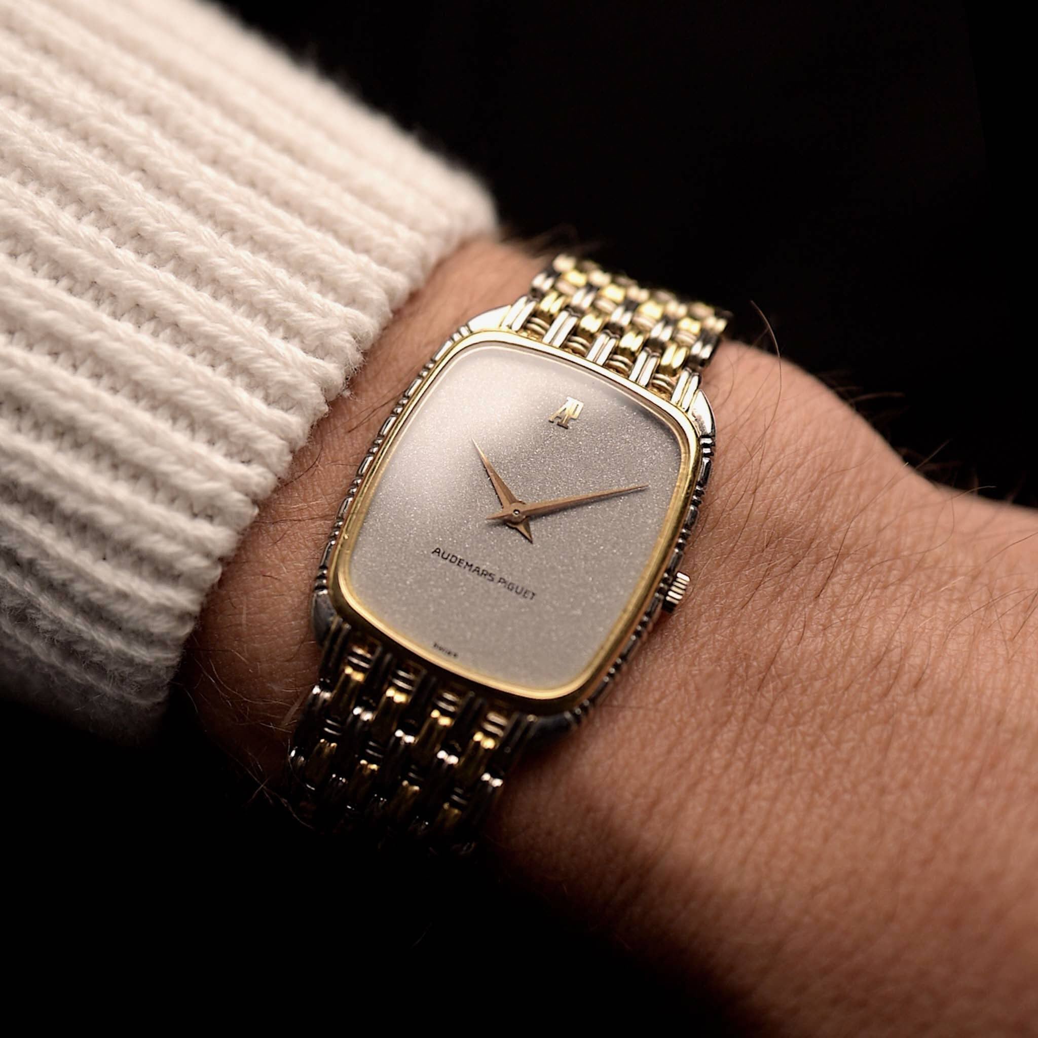 Photo d'une Audemars Piguet Two Tone Rectangular des années 1980 sur un poignet. 28mm en or 18k 2 tons, mouvement à remontage manuel, cadran argenté scintillant, bracelet réglable jusqu'à 19,5cm.